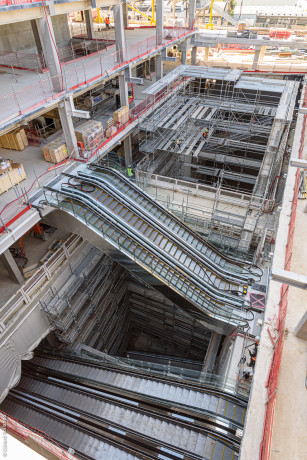 L'atrium et les escaliers mécaniques de la gare Saint-Denis - Pleyel 