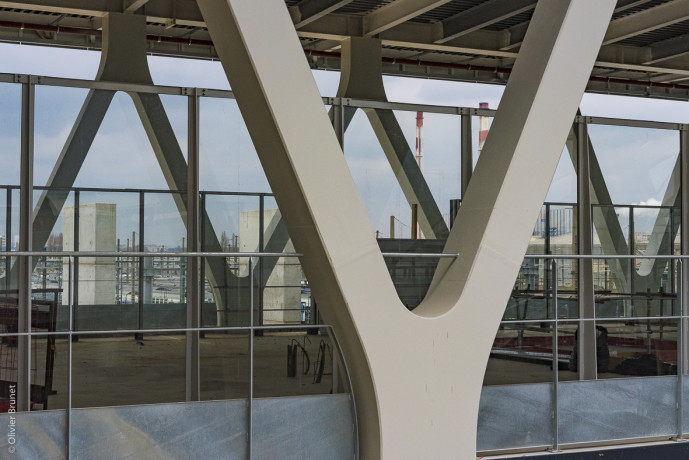 Les arches en béton de la gare Les Ardoines