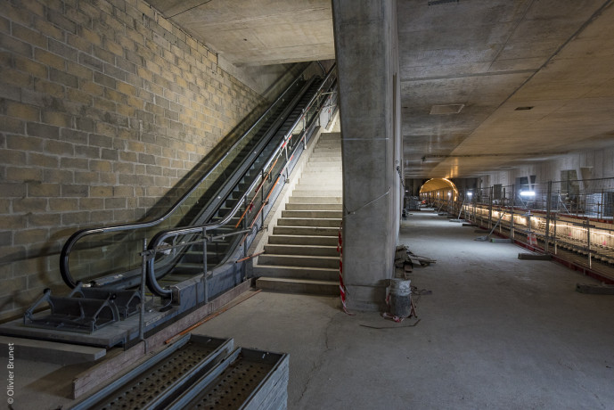 Une fois posés, les différents escaliers mécaniques permettront aux voyageurs de déambuler de la surface vers le niveau des quais.