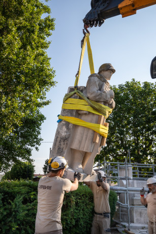 Le monument aux morts est d’abord entièrement démonté et stocké sur le rond-point Jean-Baptiste Clément avant d’être évacué pièce par pièce jusqu’à son nouvel emplacement, pour y être remonté. 