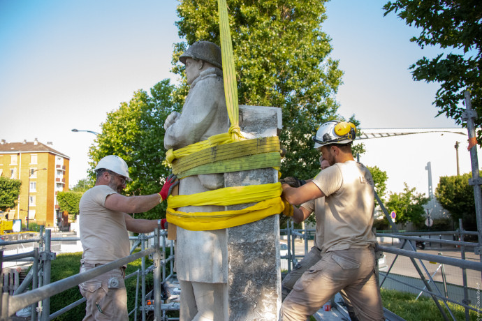 L’entreprise Lefèvre, spécialiste de reconstruction et de la restauration du patrimoine architectural français, prépare le déplacement de la statut du monument aux morts de la ville de Champigny-sur-Marne. 