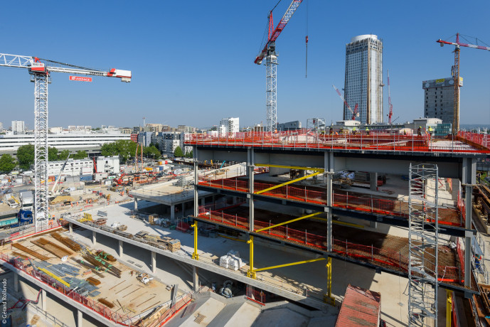 Le bâtiment voyageur de la gare Saint-Denis - Pleyel et la tour Pleyel 