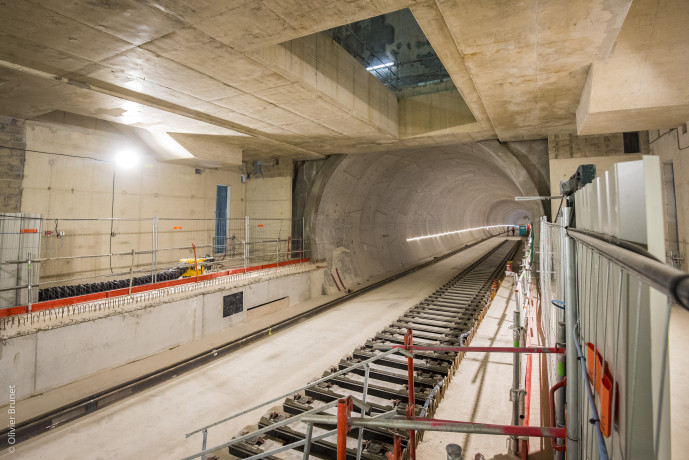 Situées à 23m de profondeur pour la gare Champigny Centre, la pose des voies de la ligne 15 Sud se poursuit avec pour objectif d’équiper les 37 km de tunnel d’ici fin 2023. 