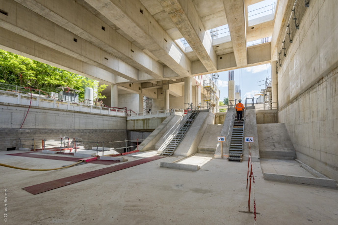 A l’entrée du bâtiment voyageurs, les rampes d’accès sont prêtes à accueillir les escaliers mécaniques qui seront installés au cours du second semestre 2023. 