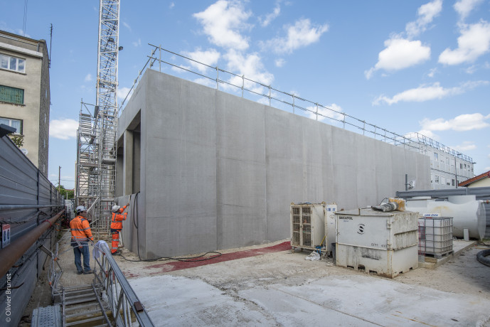 En extérieur, un bâtiment permettra la ventilation et le désenfumage du tunnel, facilitera l’accès des secours et la maintenance de l’ouvrage. Il contribuera à l’alimentation électrique du métro et de ses équipements. 