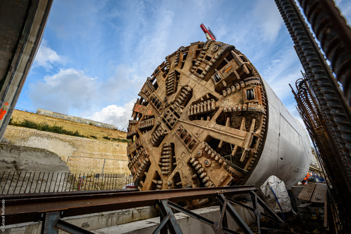 Le tunnelier Florence en train d'être démonté avant l'acheminement de ses pièces vers le chantier de la gare Triangle de Gonesse.