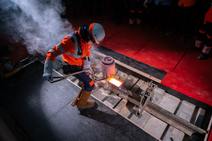 La dernière soudure des rails de la Ligne 15 Sud a été réalisée le 3 avril 2024 sur le chantier de la gare Clamart